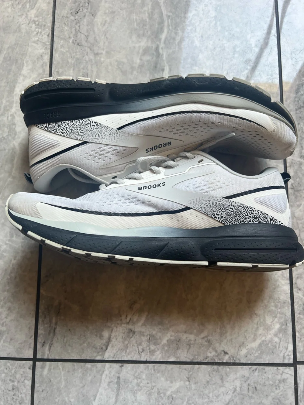 Brooks Trace 3 White/Black Oyster Running Jogging Training Gym Cross Fit Sz 12